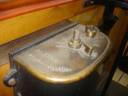 Křižíkova tramvaj č. 18 ve vozovně Slovany, ovládací panel (foto:  Lec, 28. 6. 2013)